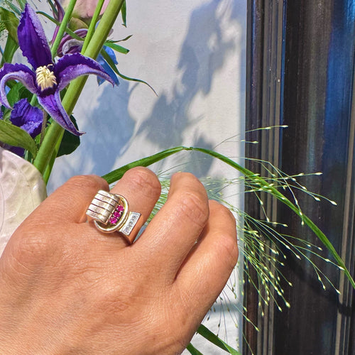 Bague 54.5 Bague tank rétro en or 14k, rubis et diamants 58 Facettes AE57BAE41CA344DDBF1C217207860792