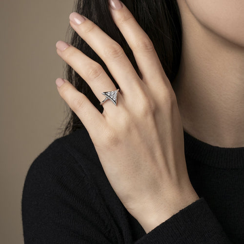 Bague 55 Bague Triangle en or gris et diamants 58 Facettes 61E00486