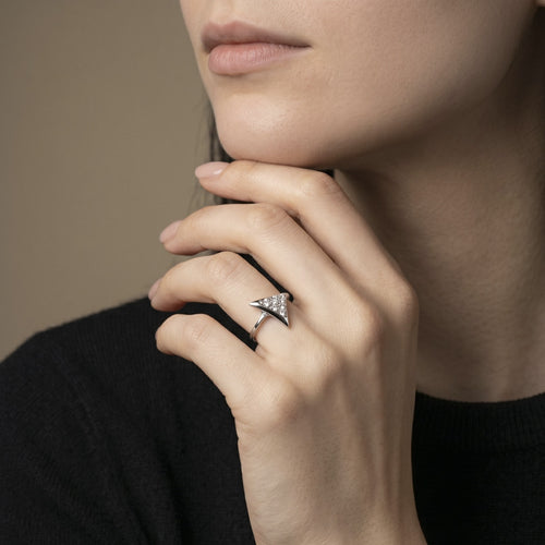 Bague 55 Bague Triangle en or gris et diamants 58 Facettes 61E00486