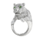 Bague lionceau en or blanc, diamants et émeraudes