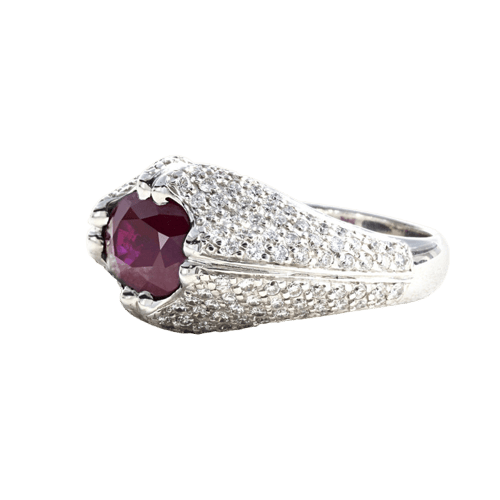 Bague en or blanc, rubis et diamants