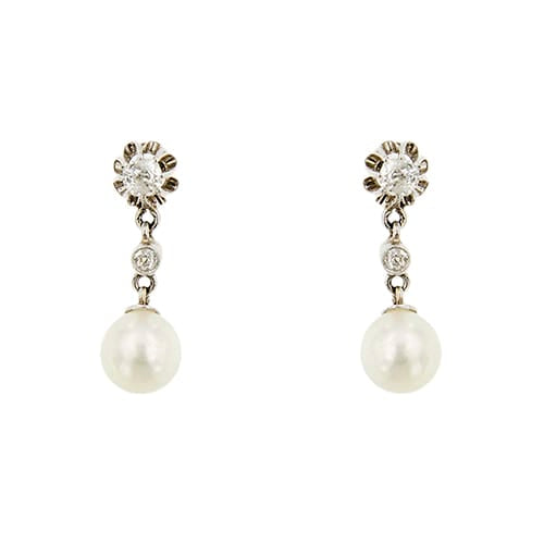 Boucles d'oreilles Boucles d’oreilles pendantes Art déco en or blanc 18 ct, perles et diamants 58 Facettes 23571