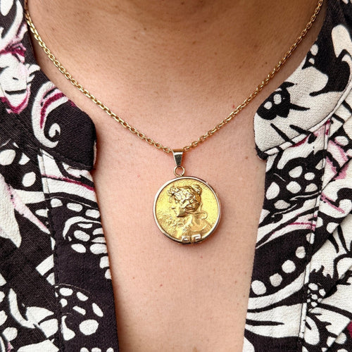 Pendentif Pendentif médaillon camée Art nouveau en or jaune 14k 58 Facettes 9F4E975B7935451C8C10062EC1F07863