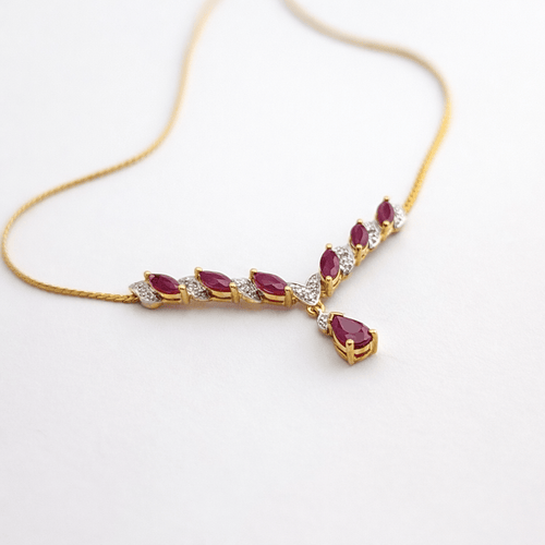 Collier Collier en or jaune 18 carats avec diamants et rubis 58 Facettes 34623