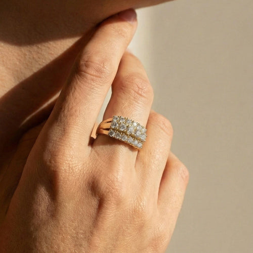 Bague 56 Bague cocktail en or jaune 750 pavée de trois rangées de diamants 58 Facettes 1828
