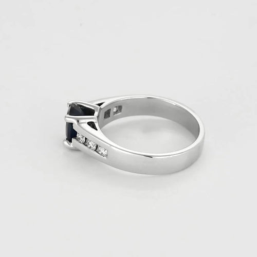 Bague 52 Bague jonc en or blanc 18K avec saphir 0,70 ct et diamants 58 Facettes DIE1709
