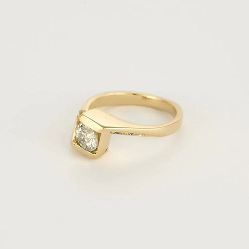 Bague 52 Bague asymétrique solitaire en or jaune 18K et diamants 0,60 ct 58 Facettes DRE1847