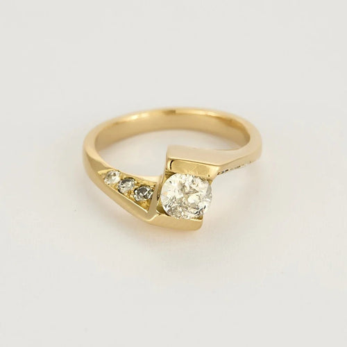 Bague 52 Bague asymétrique solitaire en or jaune 18K et diamants 0,60 ct 58 Facettes DRE1847