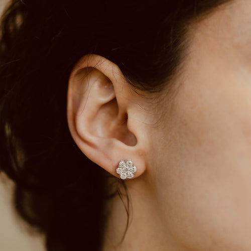 Boucles d'oreilles Boucles d’oreilles Fleur en or blanc 18 carats et diamants 58 Facettes FB10929