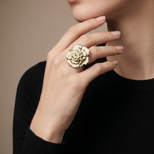 Bague 55 Lydia Courteille - Bague Fleur de Camélia en or noir et diamants noirs 58 Facettes 61E00229