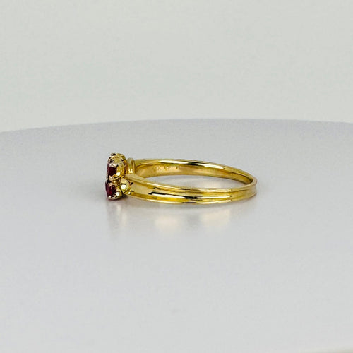 Bague 59 Bague vintage en or jaune 18k avec rubis et diamants 58 Facettes 2601012