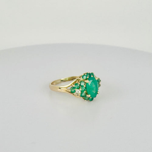 Bague 54 Bague vintage en or jaune 14 carats avec diamant et émeraudes 58 Facettes 2508023