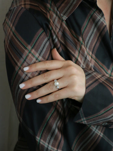 Bague 55 Bague trilogie en platine avec perle et diamants 58 Facettes 277
