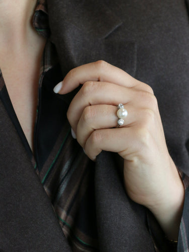 Bague 55 Bague trilogie en platine avec perle et diamants 58 Facettes 277