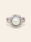 Bague 50 Bague marguerite vintage en or blanc 18 carats avec perle et diamants 58 Facettes 1186.3