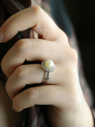Bague 50 Bague marguerite vintage en or blanc 18 carats avec perle et diamants 58 Facettes 1186.3