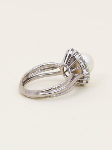 Bague 50 Bague marguerite vintage en or blanc 18 carats avec perle et diamants 58 Facettes 1186.3