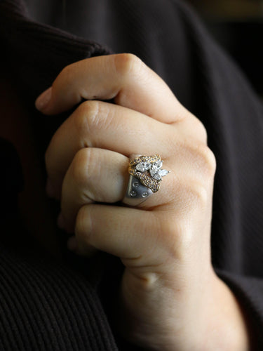 Bague 53.5 Bague fleur vintage en or blanc et rose 18 carats, diamants 58 Facettes 1211.9