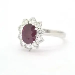 Bague 59 Bague - Rubis ovale du Mozambique 1,63 ct et diamants en or blanc 18 ct 58 Facettes 8409