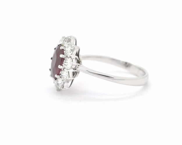 Bague 59 Bague - Rubis ovale du Mozambique 1,63 ct et diamants en or blanc 18 ct 58 Facettes 8409