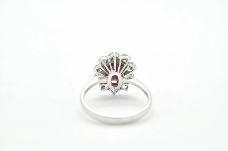 Bague 59 Bague - Rubis ovale du Mozambique 1,63 ct et diamants en or blanc 18 ct 58 Facettes 8409