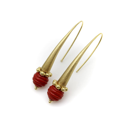 Boucles d'oreilles Italie - Boucles d’oreilles pendantes modernistes en or 14K avec perle en verre rouge 58 Facettes A20063
