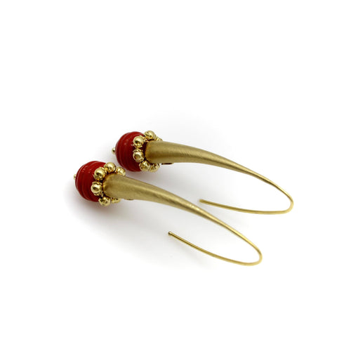 Boucles d'oreilles Italie - Boucles d’oreilles pendantes modernistes en or 14K avec perle en verre rouge 58 Facettes A20063