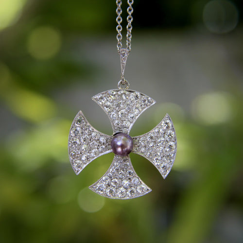 Pendentif Pendentif croix de Malte édouardienne en platine, diamants et perle noire 58 Facettes A2001Z