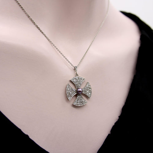 Pendentif Pendentif croix de Malte édouardienne en platine, diamants et perle noire 58 Facettes A2001Z