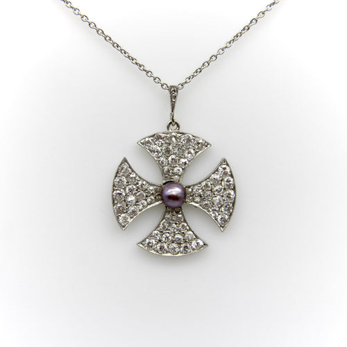 Pendentif Pendentif croix de Malte édouardienne en platine, diamants et perle noire 58 Facettes A2001Z