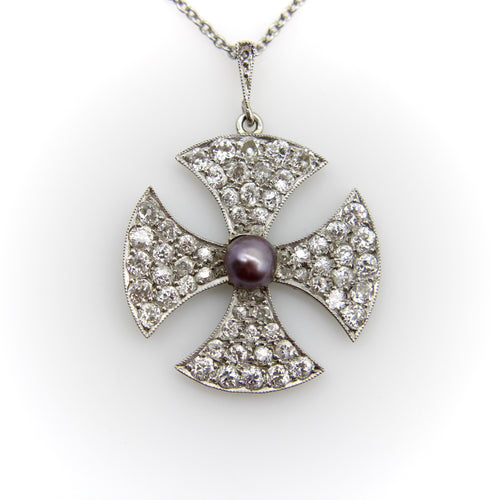 Pendentif Pendentif croix de Malte édouardienne en platine, diamants et perle noire 58 Facettes A2001Z