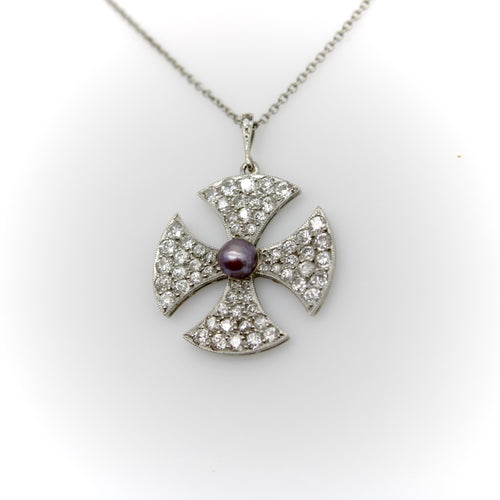 Pendentif Pendentif croix de Malte édouardienne en platine, diamants et perle noire 58 Facettes A2001Z