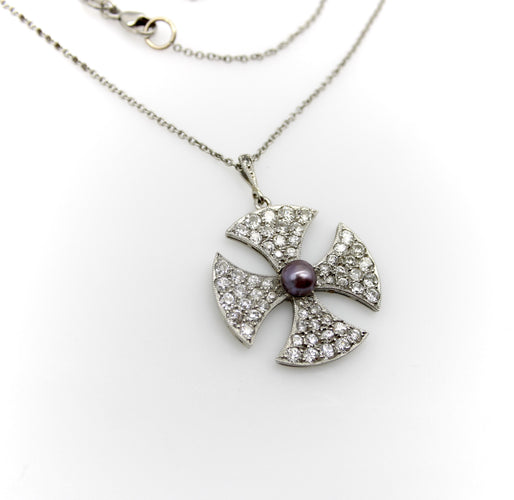 Pendentif Pendentif croix de Malte édouardienne en platine, diamants et perle noire 58 Facettes A2001Z