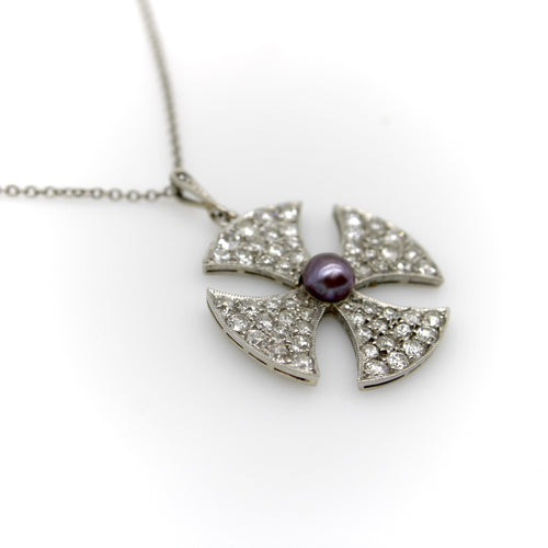 Pendentif Pendentif croix de Malte édouardienne en platine, diamants et perle noire 58 Facettes A2001Z