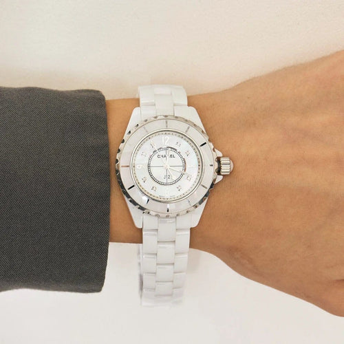 Montre CHANEL- J12 - Montre en céramique blanche. 58 Facettes 250278