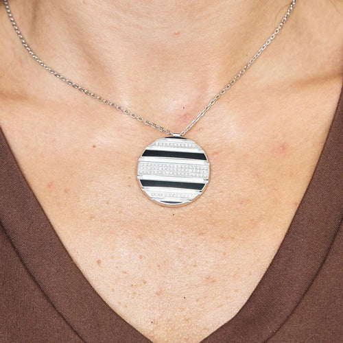 Collier CHAUMET - Chaîne en or blanc et pendentif en or blanc, diamants et émail noir 58 Facettes 250359