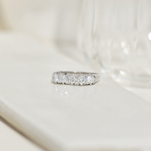 Bague 55 Bague demi-memory vintage en or blanc 585 avec 5 diamants 58 Facettes 2426