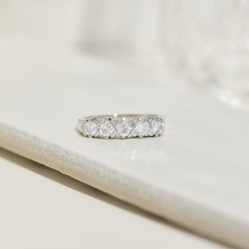 Bague 55 Bague demi-memory vintage en or blanc 585 avec 5 diamants 58 Facettes 2426