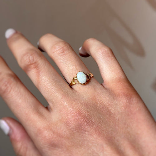 Bague 52 Bague ancienne en or jaune 750‰ sertie d’une opale blanche 58 Facettes 260011SP