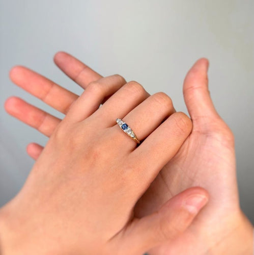 Bague 54 Bague jarretière victorienne en or jaune, saphir synthétique et diamants 58 Facettes 260029R