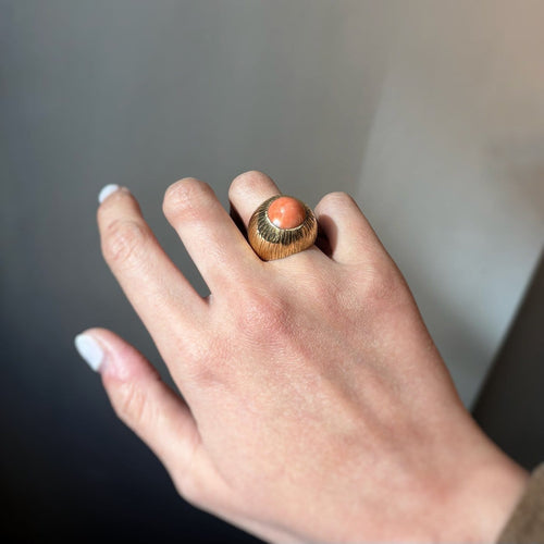 Bague 51 Bague bombée ciselée en or jaune 750‰ et corail rose 58 Facettes 250073SP