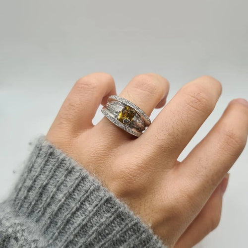 Bague 53 Bague en or blanc avec saphir jaune et diamants 58 Facettes