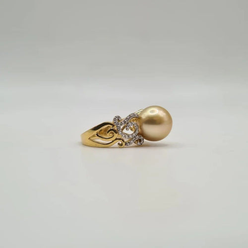 Bague 54 Bague en or jaune 18 carats, perle de culture et diamants 58 Facettes