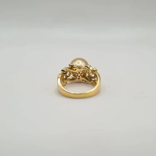 Bague 54 Bague en or jaune 18 carats, perle de culture et diamants 58 Facettes