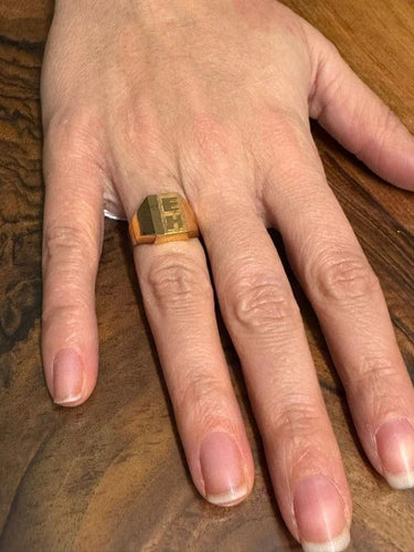 Bague 55 Chevalière en or champagne 18 carats guillochée « E H » 58 Facettes
