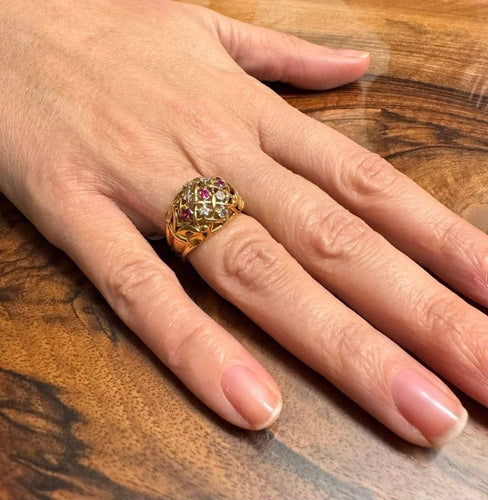Bague 54 Bague ajourée en or champagne 18 carats avec diamants et rubis synthétiques 58 Facettes
