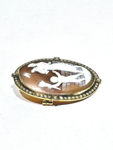 Broche Broche camée coquillage et perles en or 18 carats 58 Facettes 984985