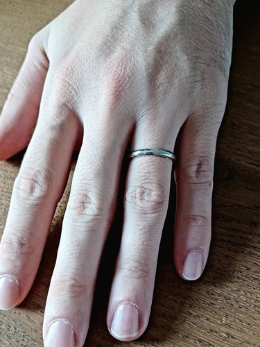 Bague 58 Alliance homme lisse en or blanc 18 carats 58 Facettes 2850/1