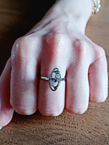 Bague 52 Bague en or blanc 18 carats avec diamants et saphirs 58 Facettes 1694/1
