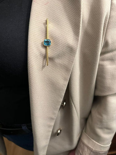 Broche Broche en or jaune 18 carats avec pierre synthétique bleue 58 Facettes